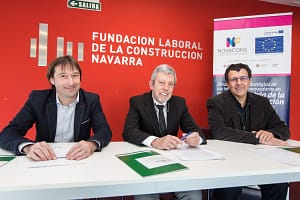El momento de la firma del convenio entre Onhaus, Fundación Laboral para la Construcción y Passivhaus Consultores - Foto de Navarra Capital