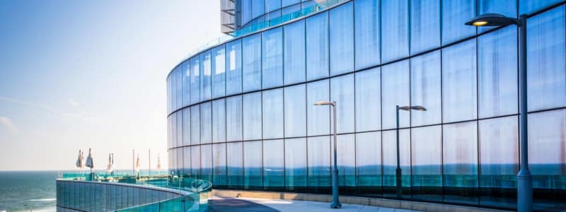 edificio con laminas de control solar