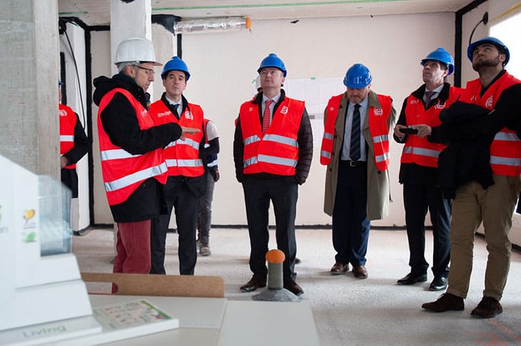 de izquierda a derecha, Iñaki Archanco, arquitecto del proyecto de Mutilva; Mikel Irujo, delegado de Navarra en Bruselas; Anthony Buchanan, representante británico del Comité de las Regiones, y dos técnicos